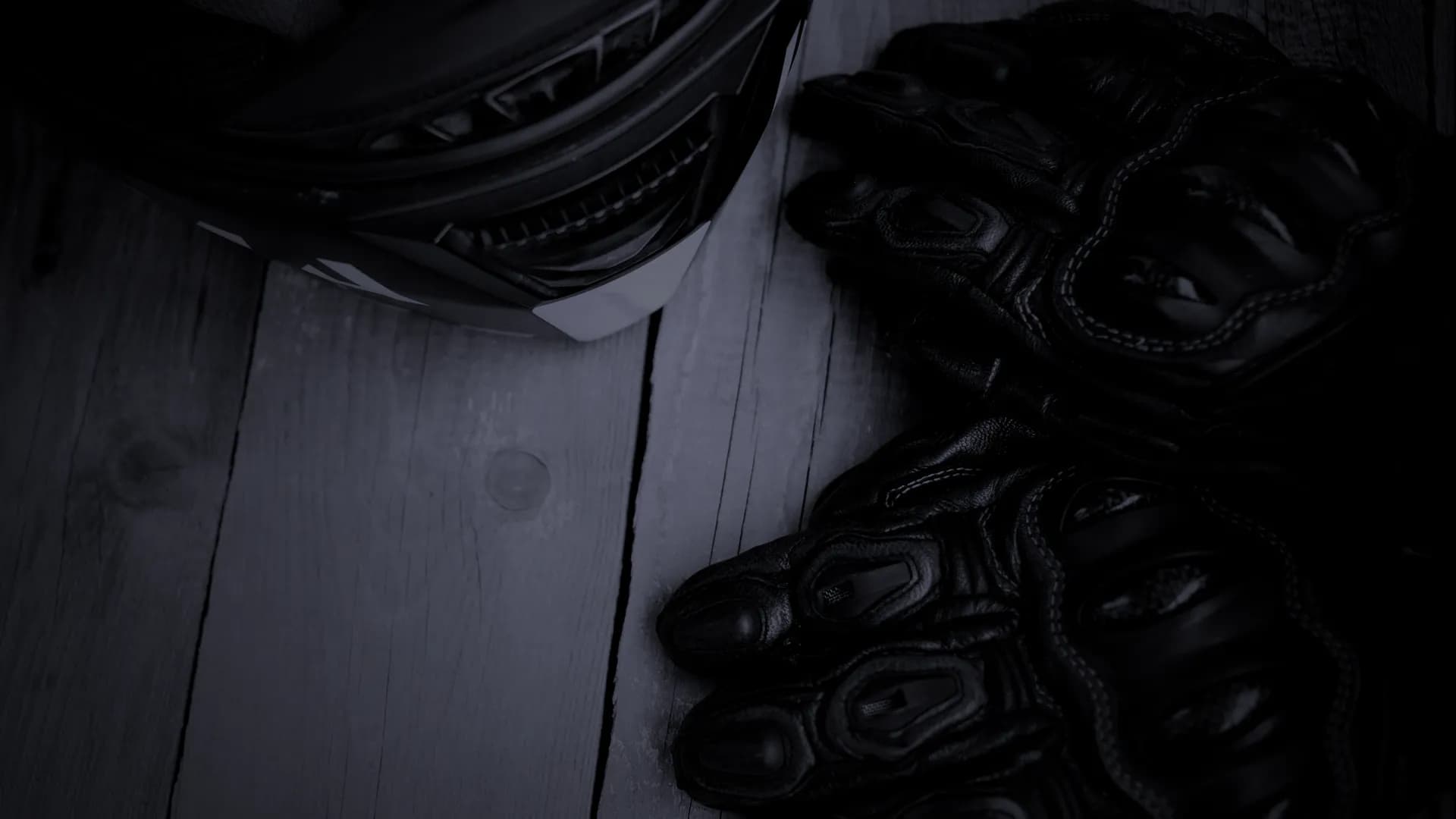 Image de l'avant d'une moto en noir et blanc