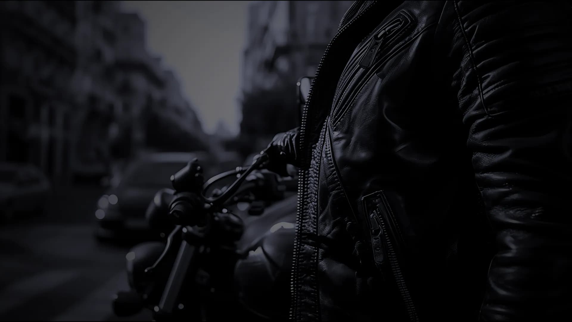 Image de l'avant d'une moto en noir et blanc